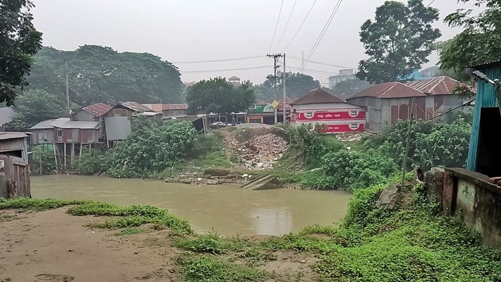 কাজ হচ্ছে না নতুন ব্রিজের, ভোগান্তিতে এলাকাবাসী