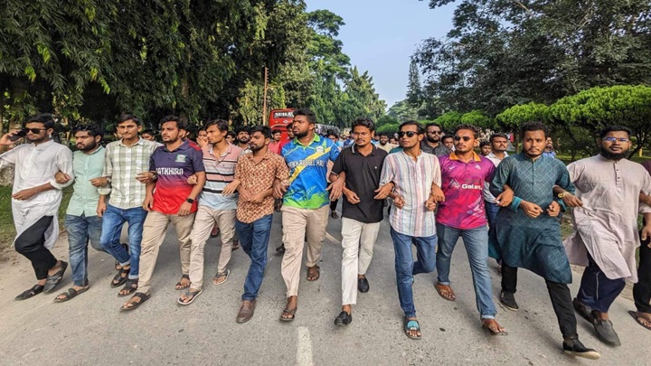 ছাত্রলীগকে নিষিদ্ধ ও রাষ্ট্রপতির পদত্যাগের দাবিতে ইবিতে গণজমায়েত