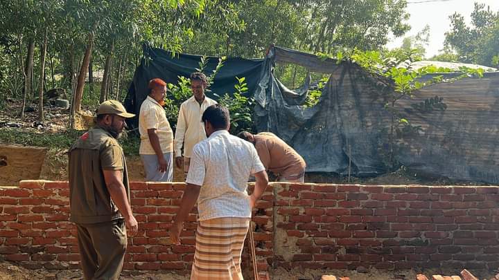 নিজেদের জায়গায় অবৈধ দালান উচ্ছেদ করেছে চকরিয়া বন বিভাগ