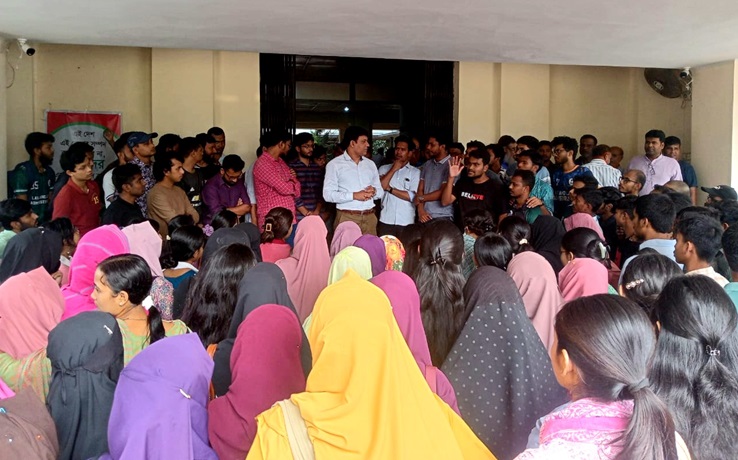 সভাপতিসহ ৬ দফা দাবিতে রাবি শিক্ষার্থীদের অবস্থান কর্মসূচি