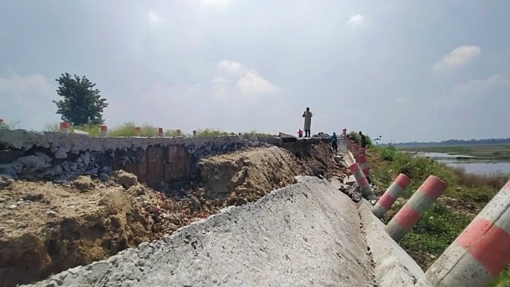 নির্মাণ কাজ শেষ না হতেই বারবার ভেঙ্গে যাচ্ছে মহাসড়ক!