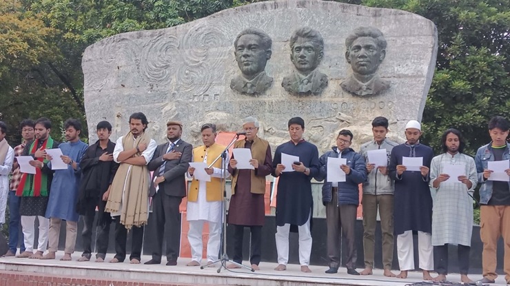 সম্মিলিত ঐক্যের শপথ নিলেন রাবির শিক্ষক-শিক্ষার্থীরা