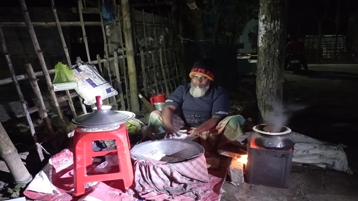 কয়রা উপকূলের মোড়ে মোড়ে পিঠার পসরা