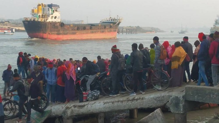 ঝুঁকি নিয়ে মোংলা খেয়া পারাপার