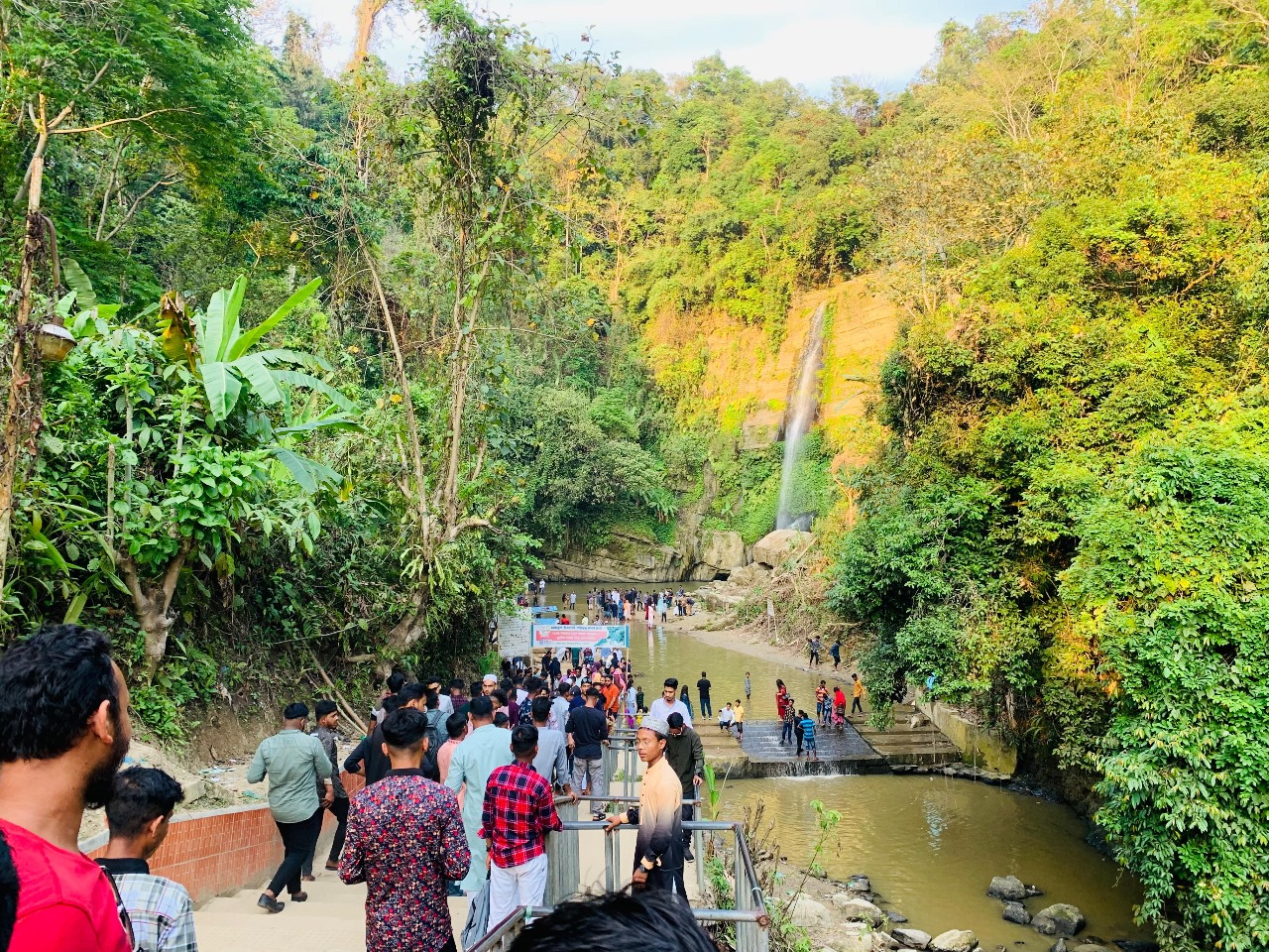 পর্যটকদের মন কেড়েছে জলপ্রপাত ও  হাওর