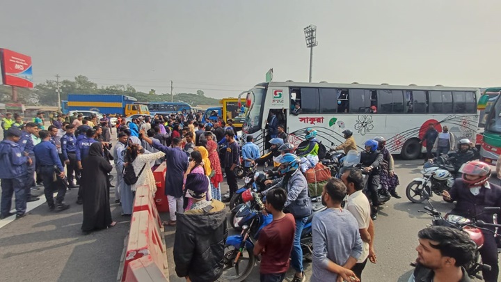 থানা থেকে যুবদল নেতা ছিনতাই, সড়ক অবরোধ করে শিক্ষার্থীদের বিক্ষোভ