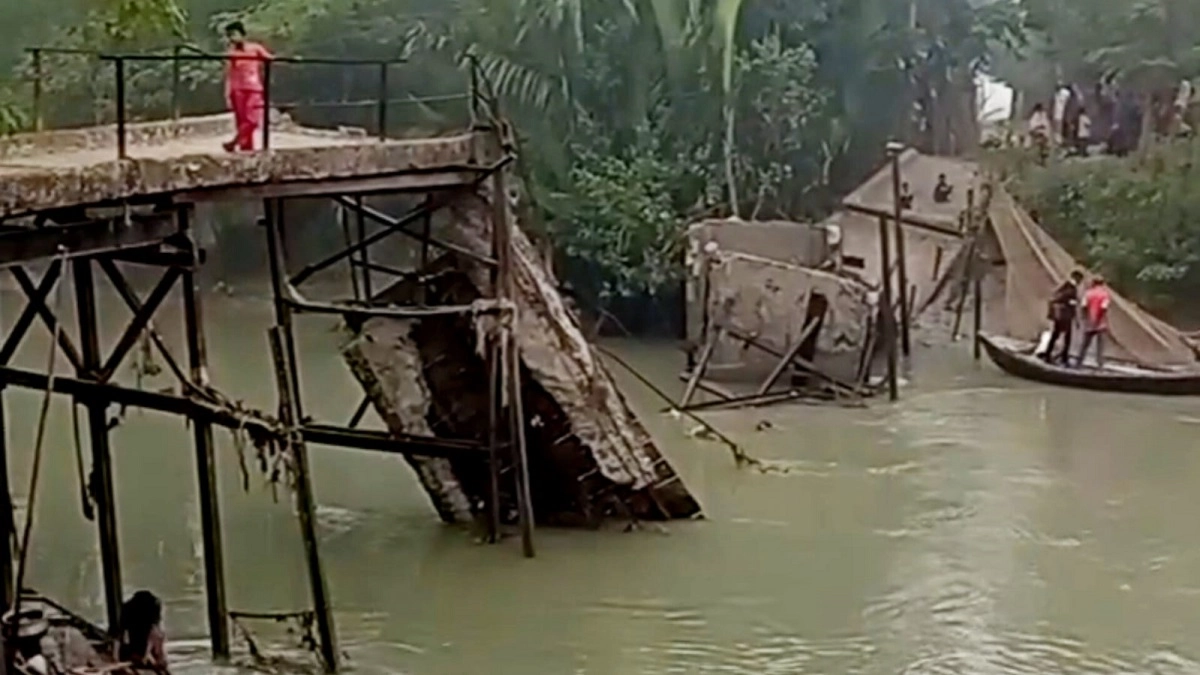 মেরামতের অভাবে ১৭ বছর পরে হঠাৎ সেতু ভেঙ্গে খালে