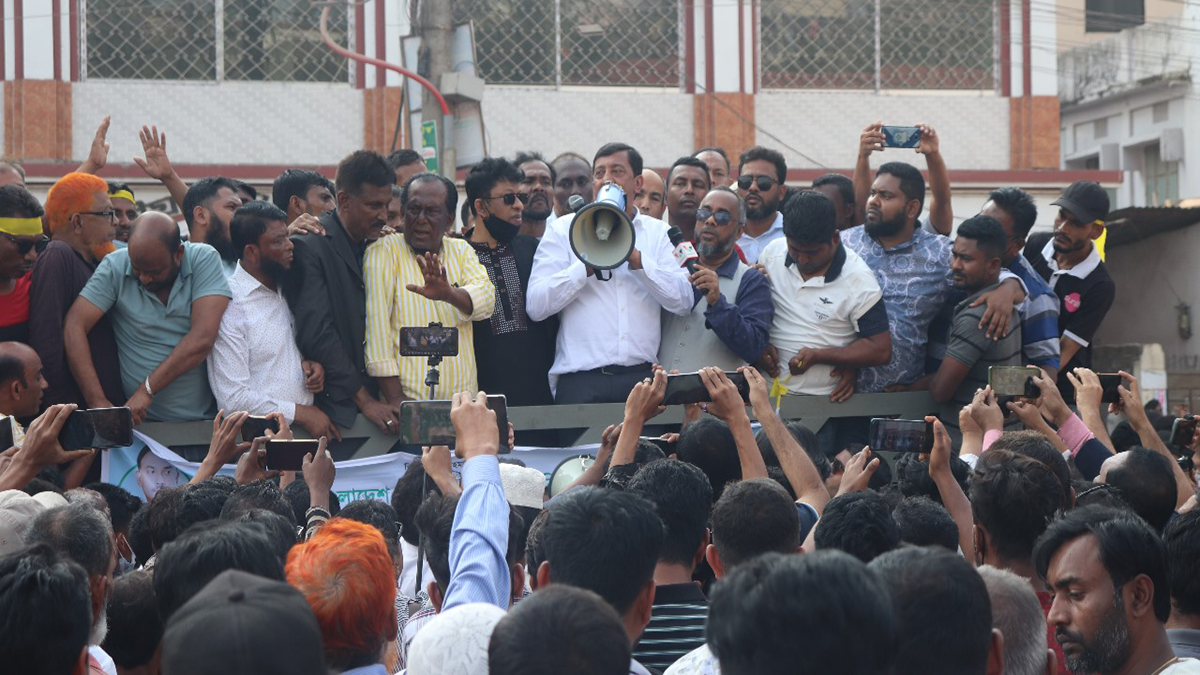 শতাধিক গাড়ির বহর নিয়ে চাঁদপুরে বিএনপি নেতার পথসভা