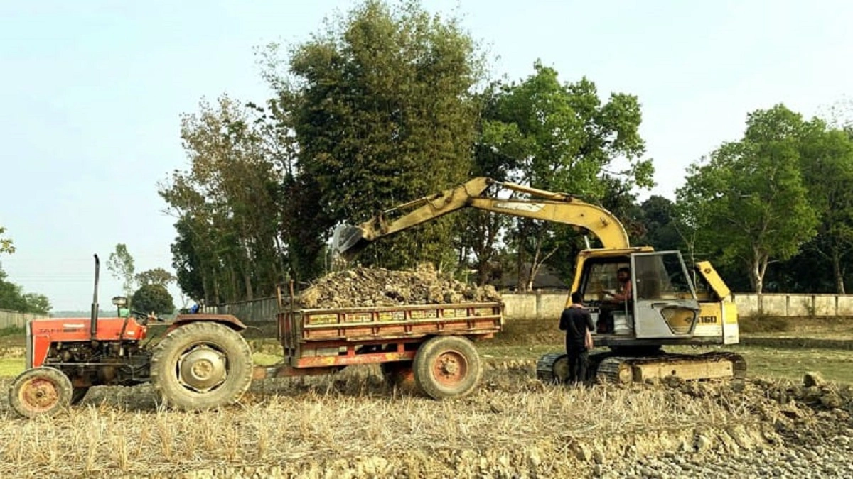 কমলগঞ্জে ফসলি জমিতে মাটি কাটার মহোৎসব