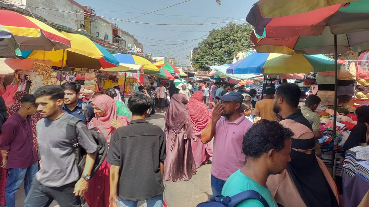 গরমেও থেমে নেই ঈদের কেনাকাটা