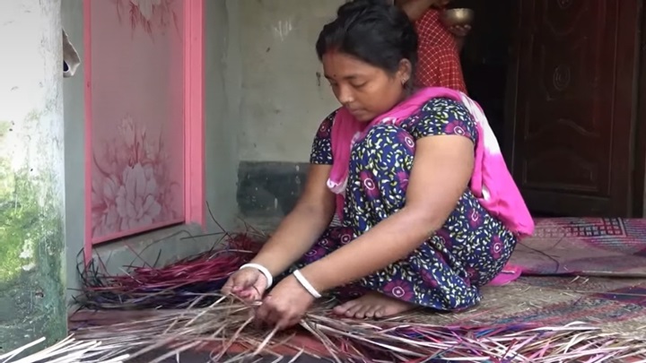 শীতল পাটির চাহিদা কমলেও হাল ছারেননি কারিগররা