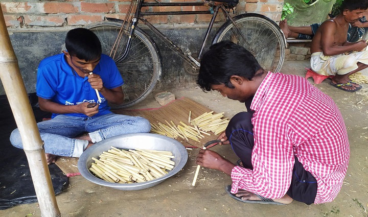 নওগাঁয় শত বছরের ঐতিহ্যে লালিত বাঁশির গ্রাম