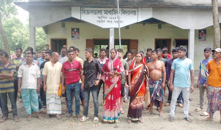 নড়াইলে প্রধান শিক্ষকের বিরুদ্ধে এলাকাবাসীর বিক্ষোভ