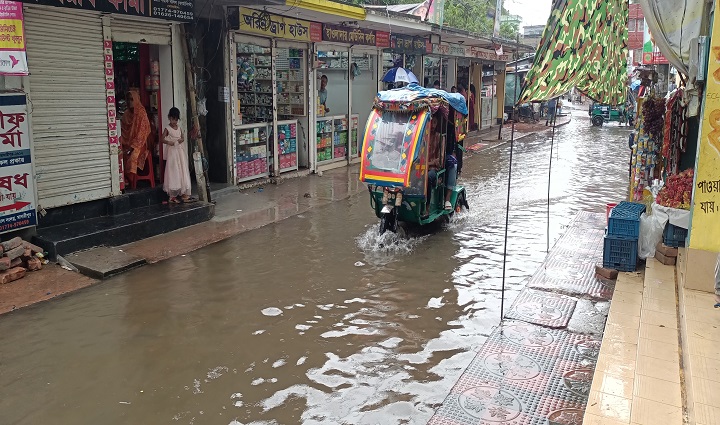 মাদারীপুরে ভারী বর্ষণে বিদ্যুৎ বিপর্যয়, রাস্তাঘাট প্লাবিত