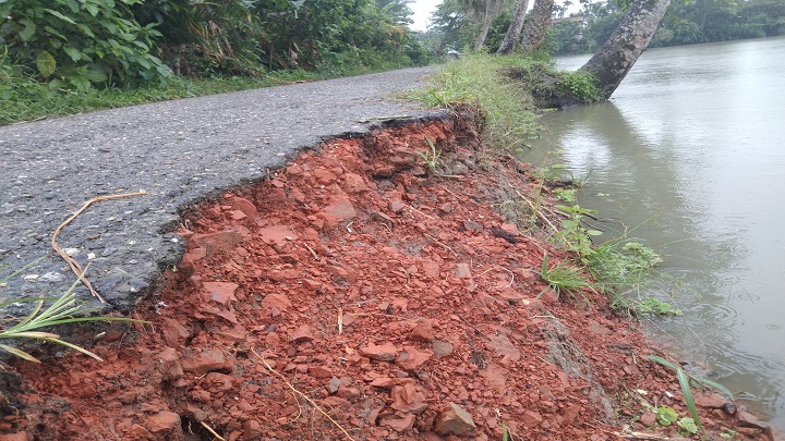 আগৈলঝাড়ায় অপরিকল্পিত মাছ চাষে সড়কের পাড়ে ধস