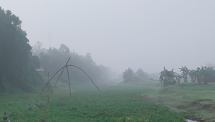 ঘন কুয়াশার চাদরে ঢেকে গেছে নান্দাইলের চরাঞ্চল