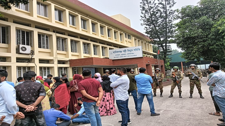 পল্লী বিদ্যুতের সেই কর্মকর্তাকে বরখাস্তে ৫ লাখ গ্রাহককে বিদ্যুৎ বন্ধ করে হয়রানি