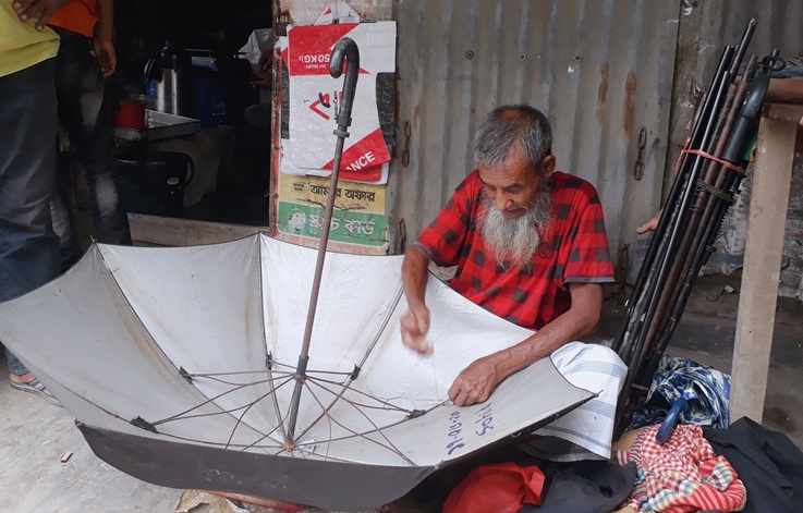 হেমন্তকালেও ব্যস্ততা বেড়েছে আগৈলঝাড়ার ছাতার কারিগরদের