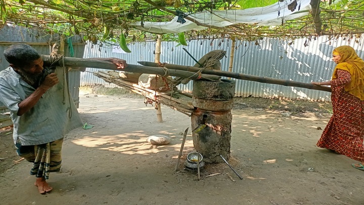 রায়গঞ্জে রোজগারের একমাত্র সম্বল কাঁধে ঘানির জোয়াল