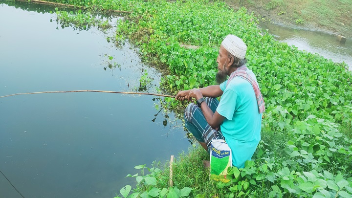 বড়শি দিয়ে ১৩ বছর ধরে মাছ শিকার করছেন আবদুল কুদ্দুস