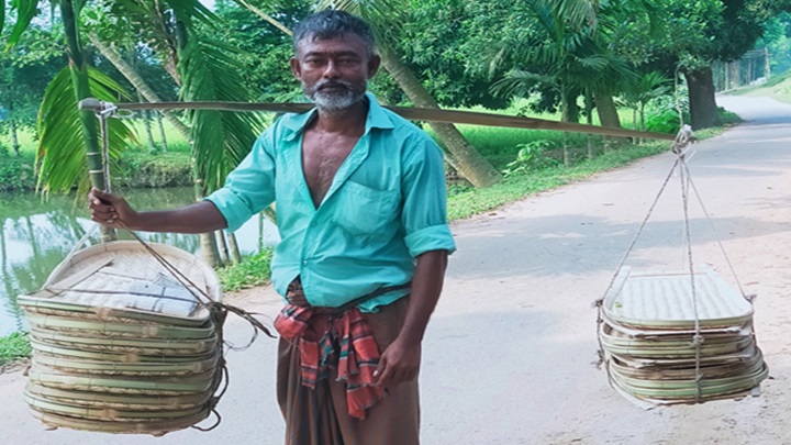 বাঁশের তৈরি পণ্য ফেরি করে সংসার চলে সুভাসের