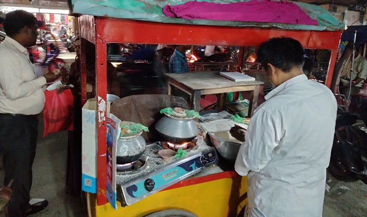 শীতের শুরুতেই কুষ্টিয়ায় পিঠা বিক্রির ধুম