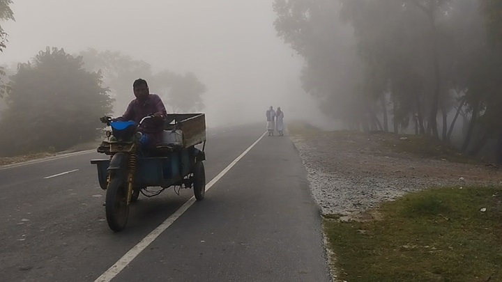 কুড়িগ্রামে শীত ও ঘন কুয়াশায় বিপাকে শ্রমজীবী মানুষ