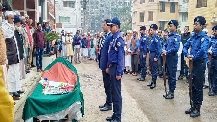 দুমকিতে রাষ্ট্রীয় মর্যাদায় বীর মুক্তিযোদ্ধার দাফন