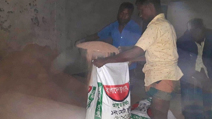 নান্দাইলে গো-খাদ্য তৈরি হচ্ছে কাঠের গুঁড়ায়, ১০৮ বস্তা জব্দ