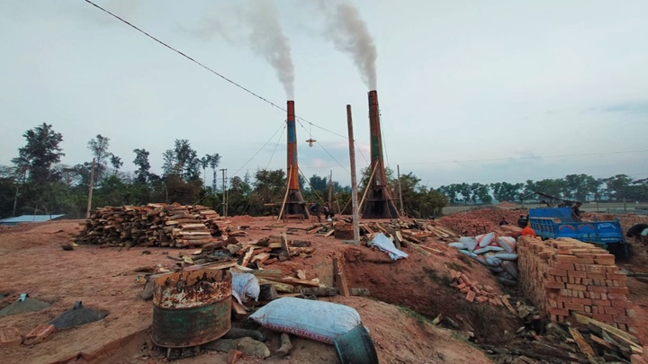 লক্ষ্মীপুরে ইটভাটায় পুড়ছে কাঠ, হুমকিতে পরিবেশ