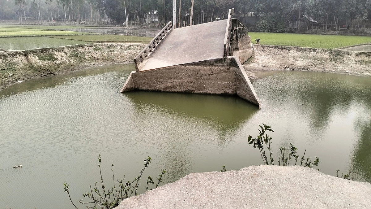 ৫ বছরেও নির্মাণ হয়নি সেতু, ভোগান্তিতে ২০ গ্রামের মানুষ