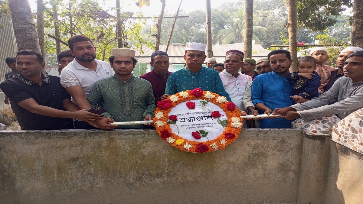 সাবেক চেয়ারম্যানের সমাধিতে নবনির্বাচিত প্যানেল চেয়ারম্যানের শ্রদ্ধা