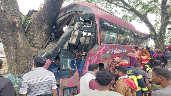 যশোরে সড়ক দুর্ঘটনায় নিহত ২, আহত ১৫