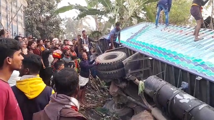 কুষ্টিয়ায় সড়ক দুর্ঘটনায় নিহত ২