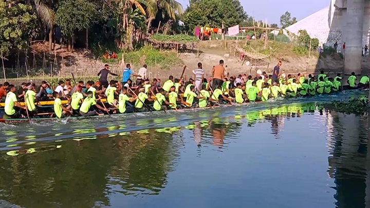 বিজয় দিবসে কাশিয়ানীতে নৌকা বাইচ