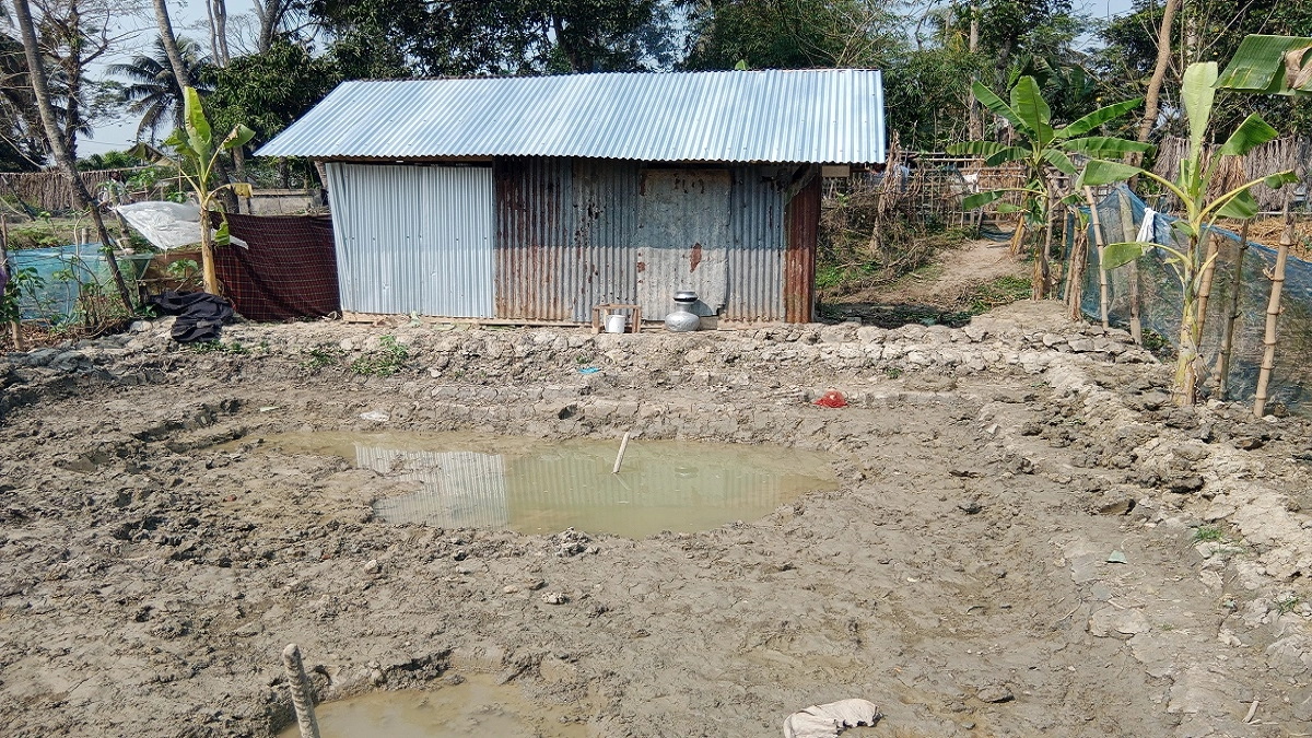 আদালতের নির্দেশ উপেক্ষা করে ঘর তুলে জমি দখল