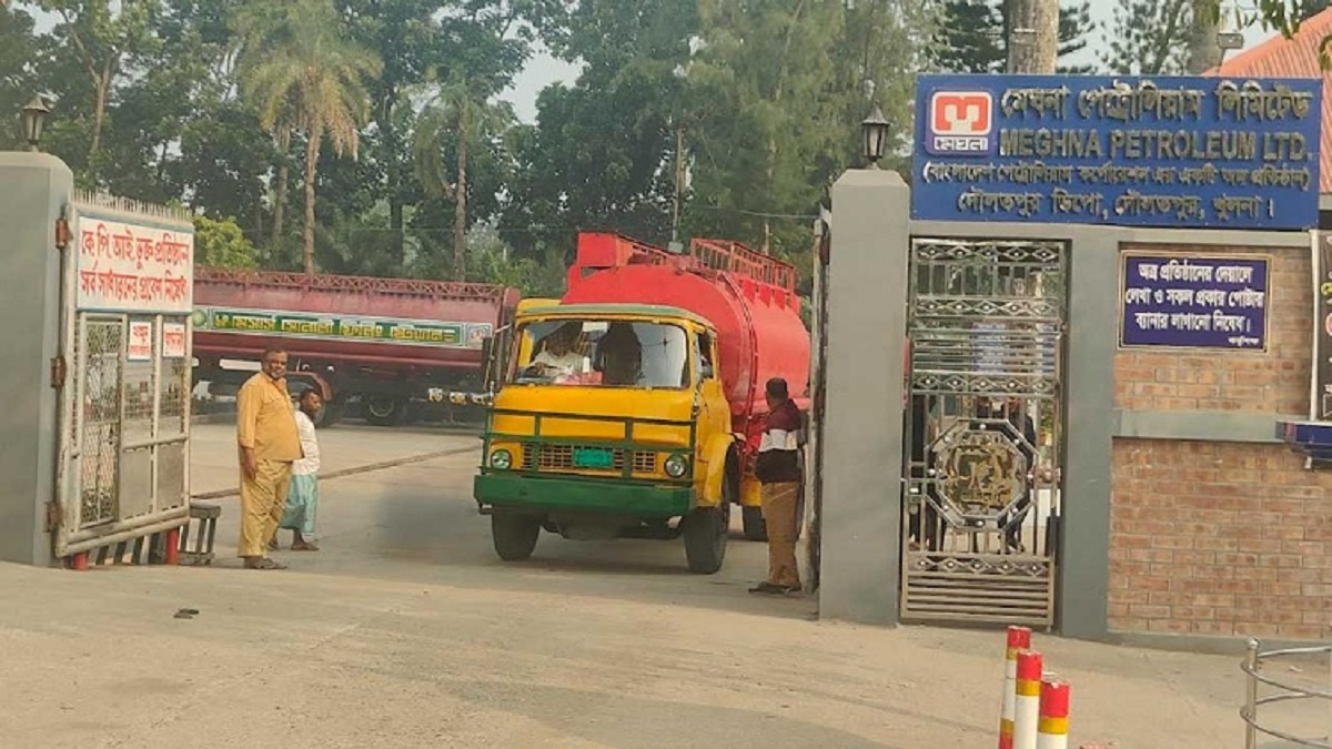 অবশেষে খুলনায় ট্যাংকলরি শ্রমিকদের কর্মবিরতি স্থগিত