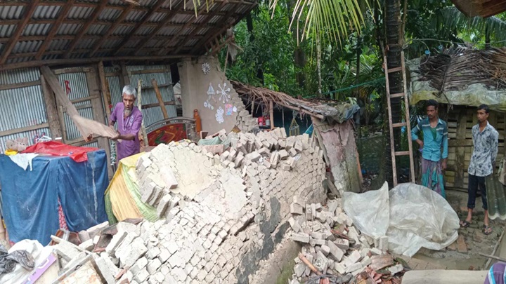 দিনমজুর সহিলের মাথা গোঁজার ঠাঁই মিশে গেছে ঘূর্ণিঝড়ে