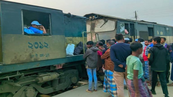 দুই ঘন্টা পর ঢাকা-ময়মনসিংহ লাইনে ট্রেন চলাচল স্বাভাবিক