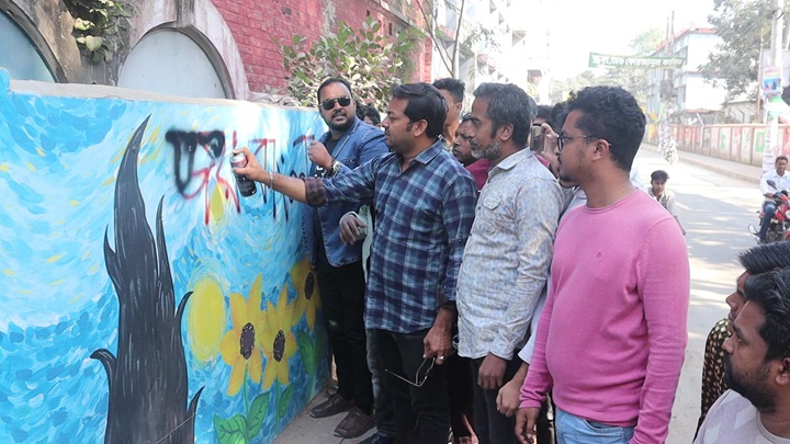 নওগাঁয় রাতের আধারে দেওয়ালে জয় বাংলা স্লোগান