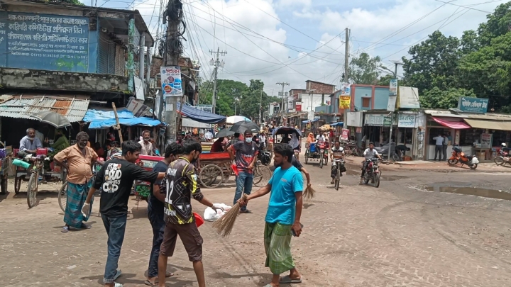 সড়ক পরিষ্কার ও ট্রাফিক নিয়ন্ত্রণ করছে বদলগাছীর শিক্ষার্থীরা