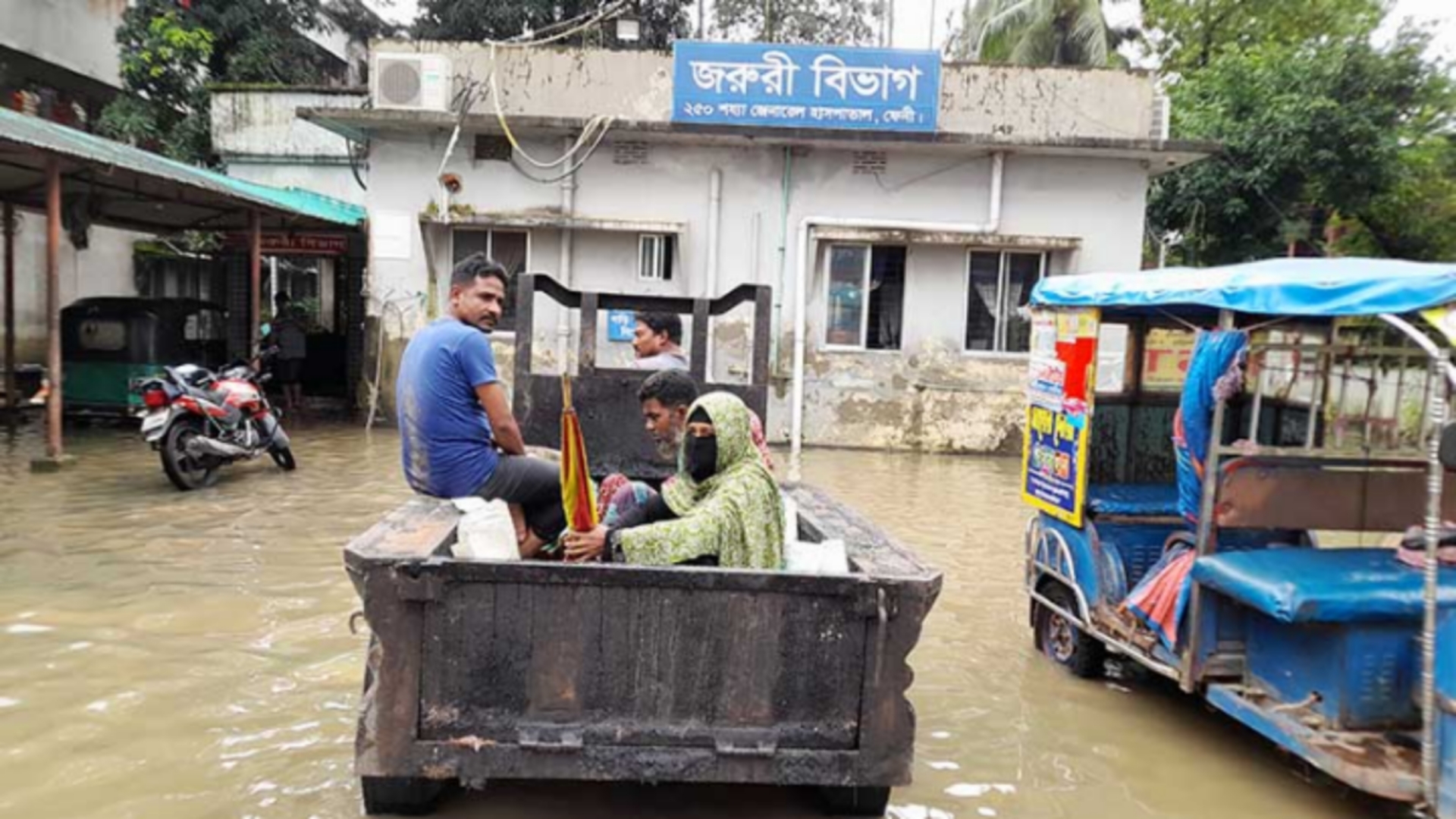 বন্যায় ফেনীতে ভেঙে পড়েছে স্বাস্থ্যসেবা