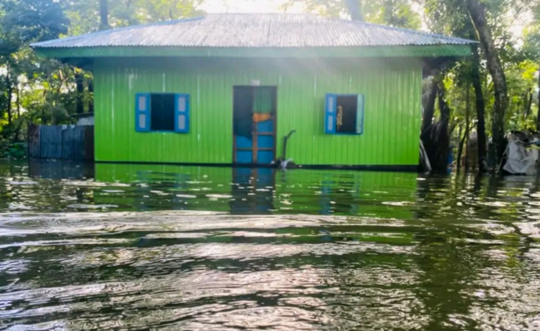 লক্ষ্মীপুরে বন্যায় জনজীবন বিপর্যস্ত, ওষুধ-পানি-খাবারের সংকট