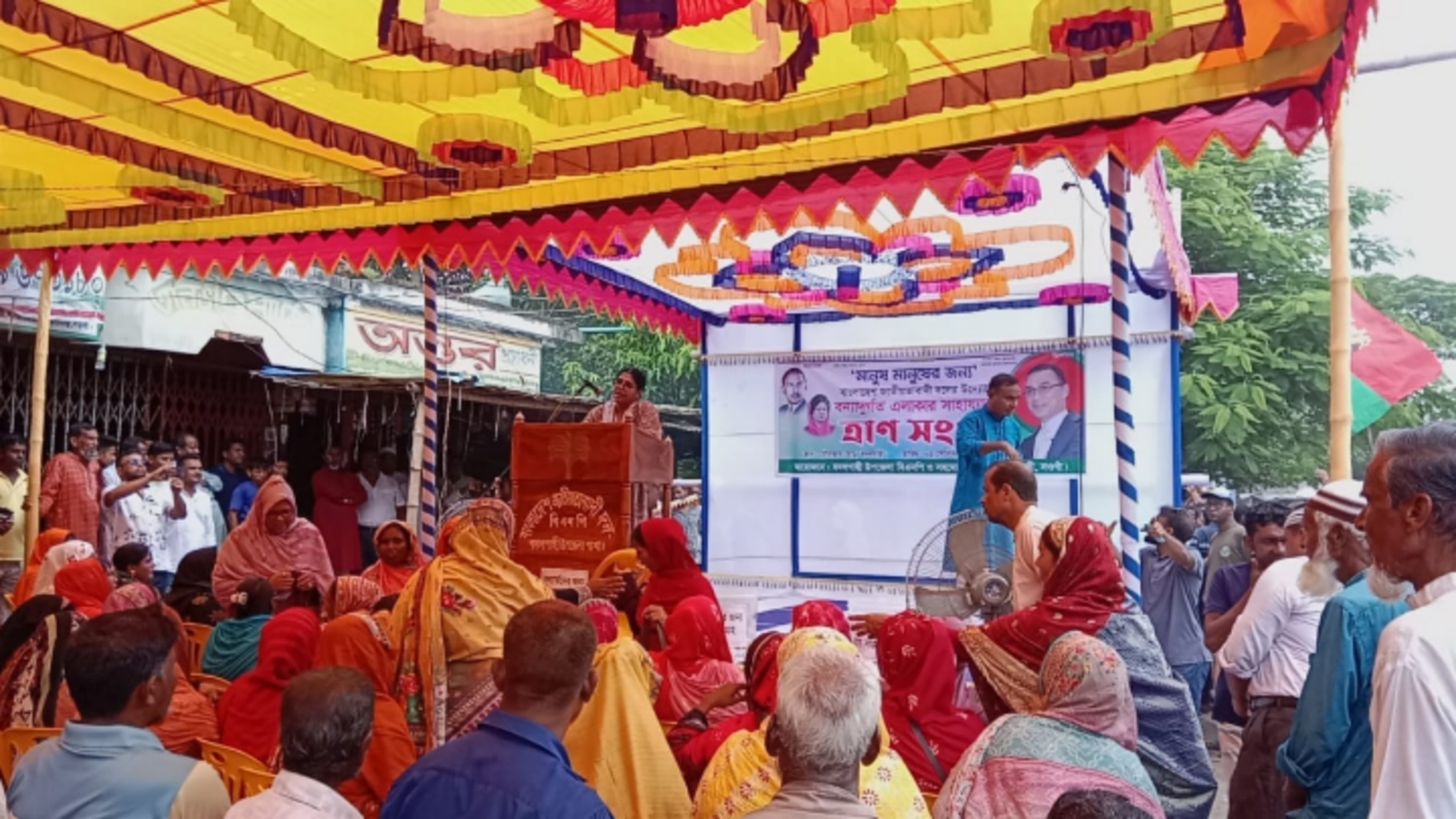 বদলগাছী উপজেলা বিএনপির ত্রাণ তহবিলে ব্যাপক সাড়া