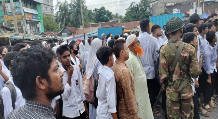 রূপগঞ্জে প্রধান শিক্ষককে বহাল রাখতে শিক্ষার্থীদের ঢাকা-সিলেট মহাসড়ক অবরোধ