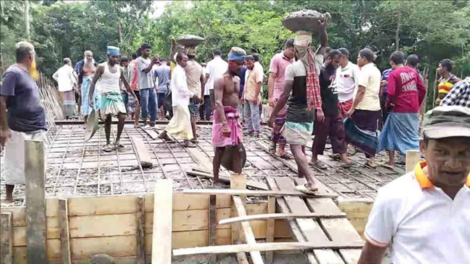 পালিয়েছে ঠিকাদার, স্বেচ্ছাশ্রমে ব্রিজ নির্মাণে কাজ করছেন স্থানীয় জনতা