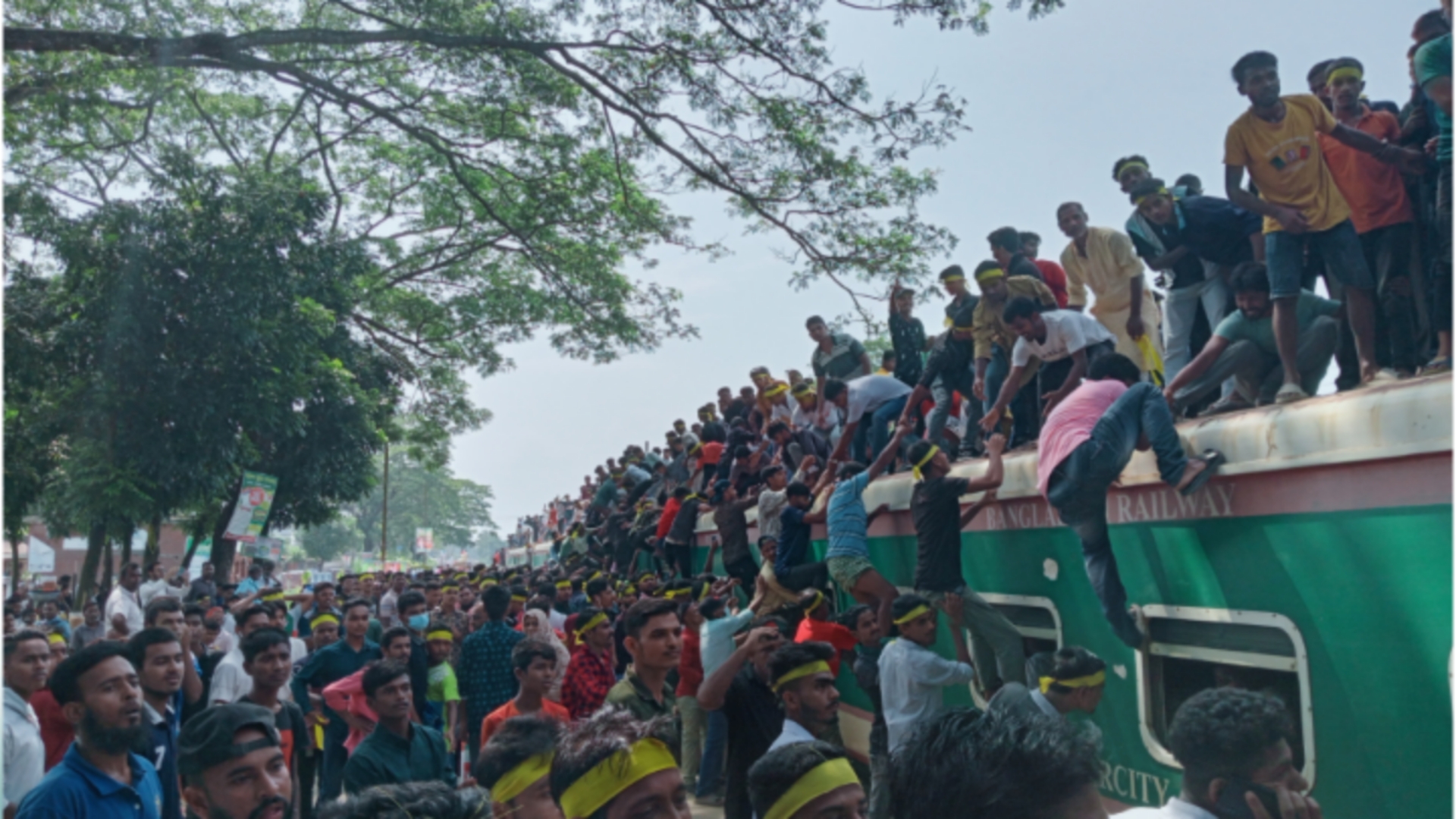 বিএনপির শোভাযাত্রা: ট্রেনের কোথাও ঠাই নেই তিল ধারণের