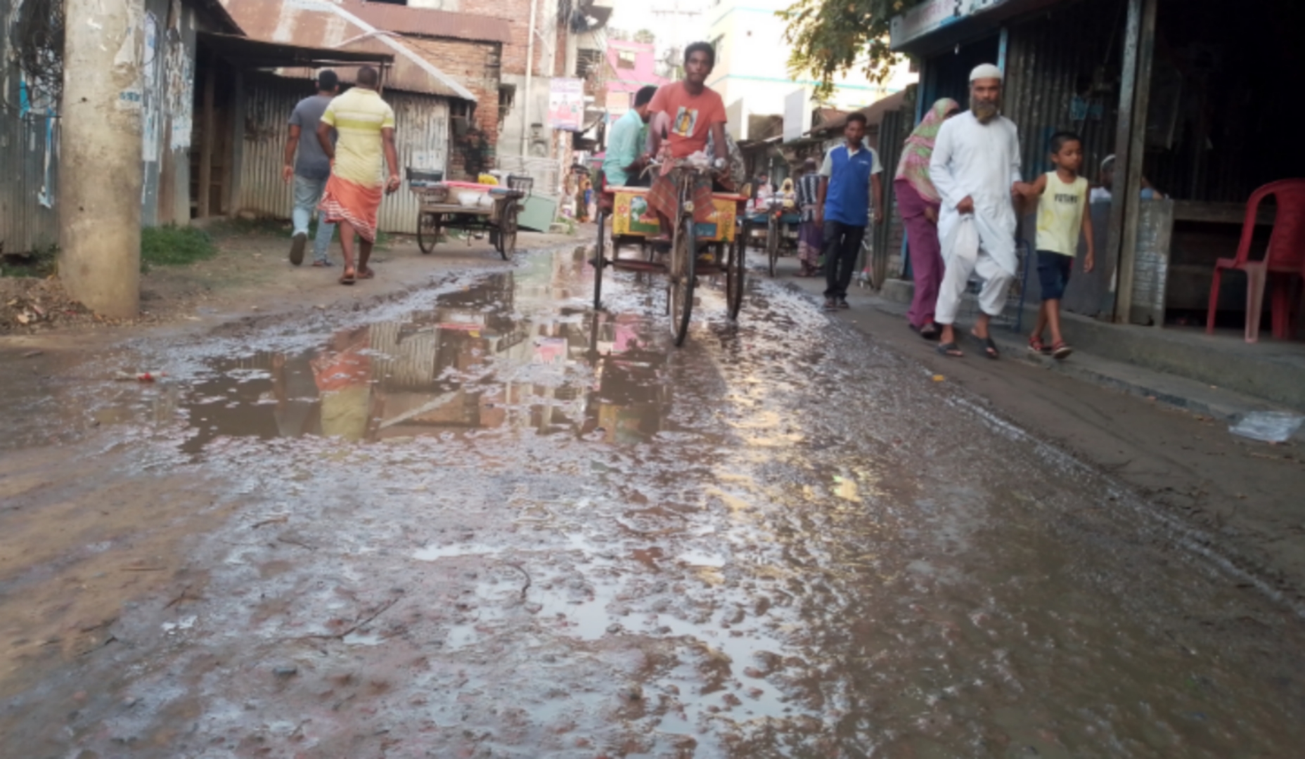 তাড়াশ পৌরসভার মধ্যে মুল রাস্তার বেহাল দশা