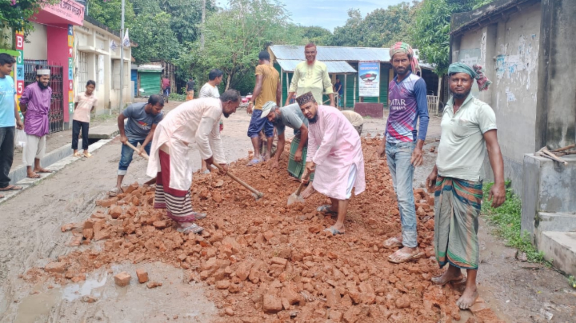 সেচ্ছাশ্রমে রাস্তা সংস্কার করলেন জামায়াতের নেতাকর্মীরা