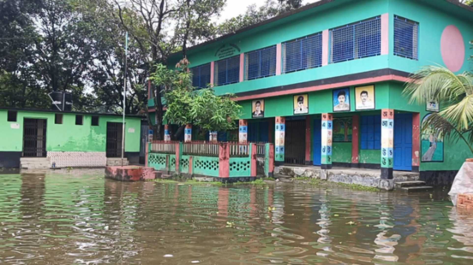 অর্ধ কিলোমিটার রেললাইনে পানি, ১৯ প্রাথমিক বিদ্যালয়ের কার্যক্রম বন্ধ